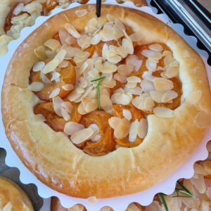 Tarte briochée abricot romarin