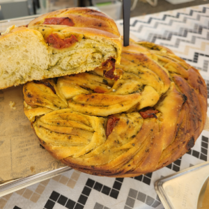 Hallah pesto et tomates confites