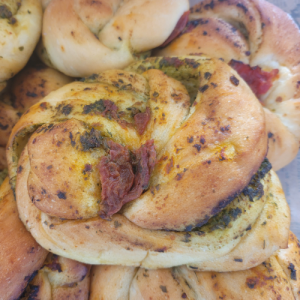 Hallah roll pesto et tomates confites